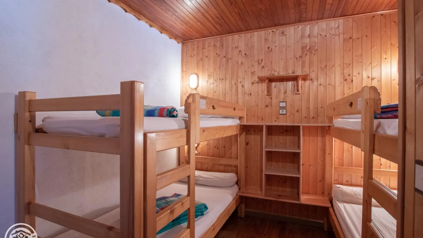 Chambre avec 2x2 lits 90cm superposés. Étagères/penderie.
Petite fenêtre donnant sur le couloir.