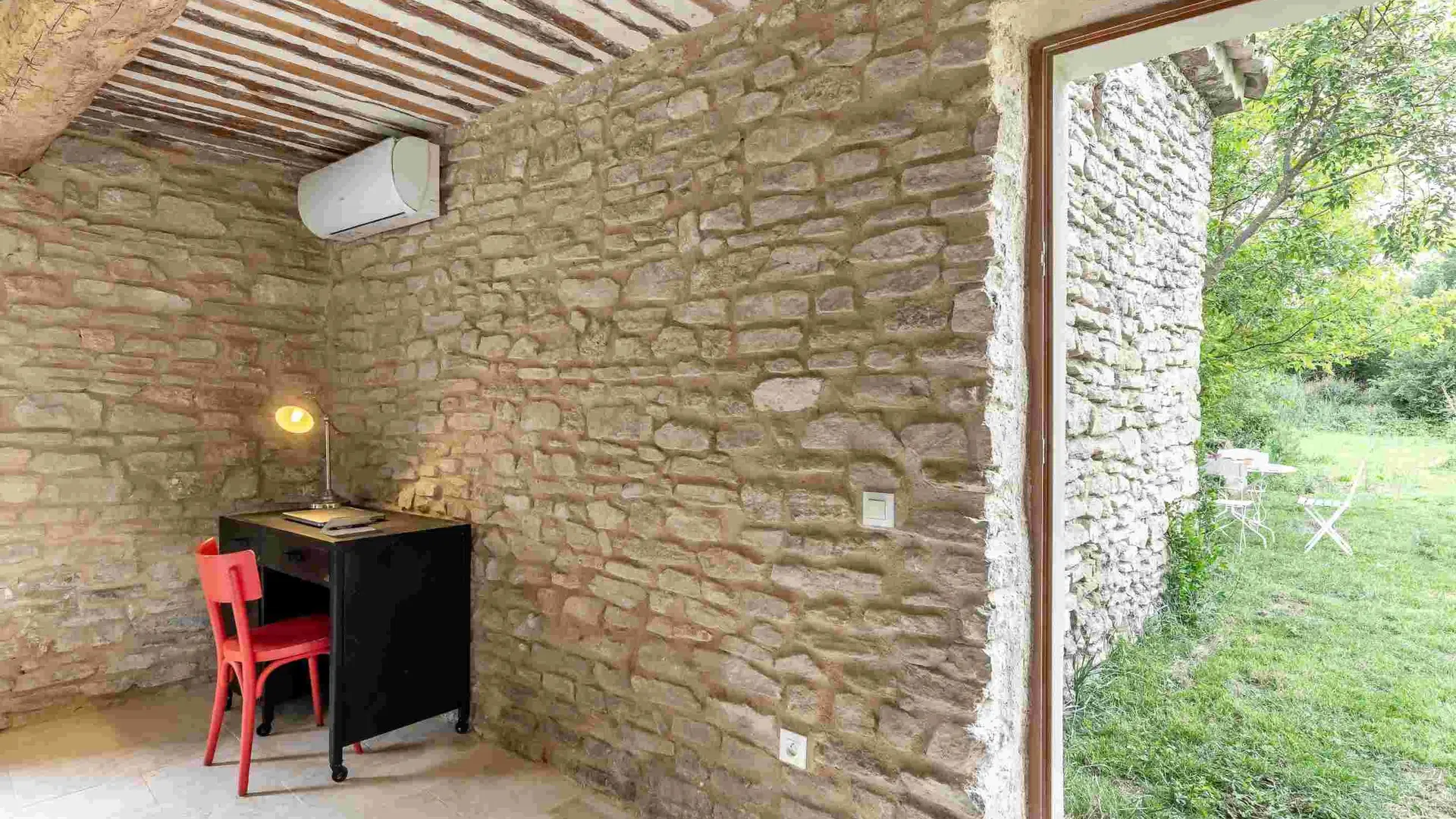La bergerie des Sorgues_L'Isle-sur-la-Sorgue coin bureau murs en pierre