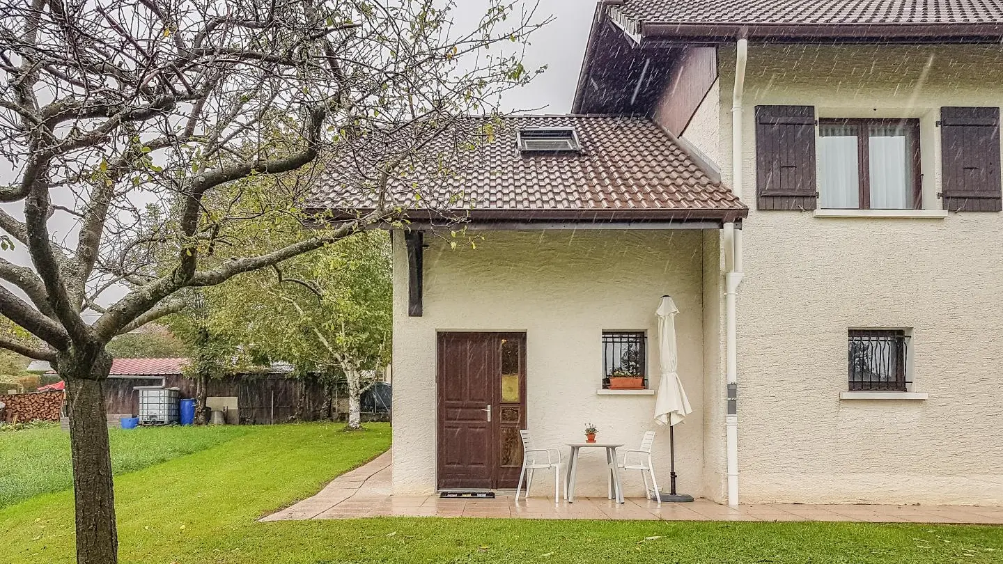 Gîte à gauche de la maison des propriétaires