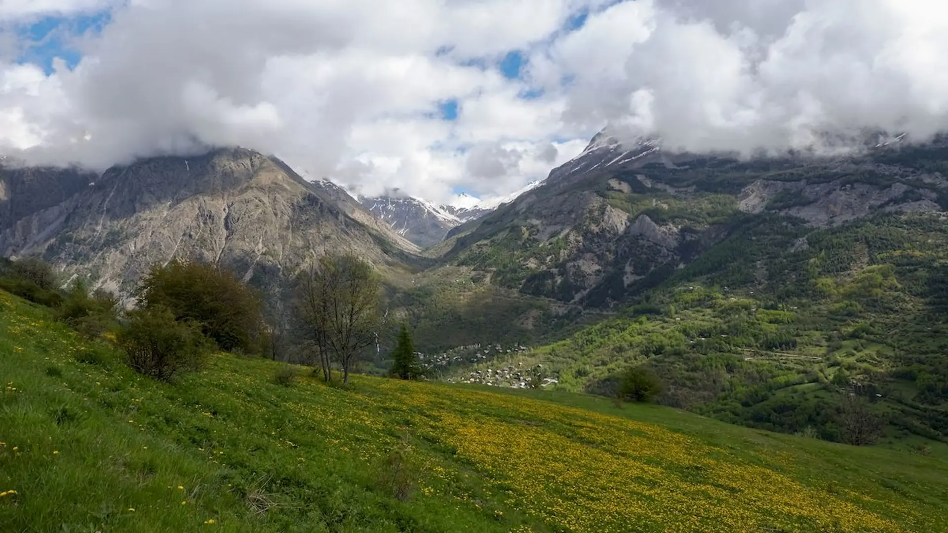 Vue sur le vallon de Chambran depuis Puy Aillaud
