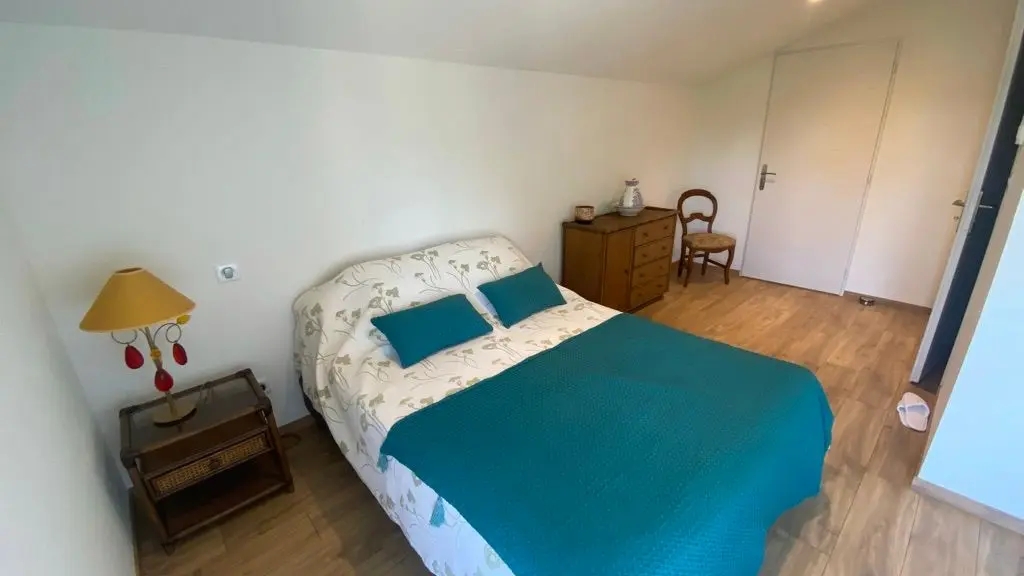 chambre premier étage, à droite de l'escalier, avec sa salle d'eau