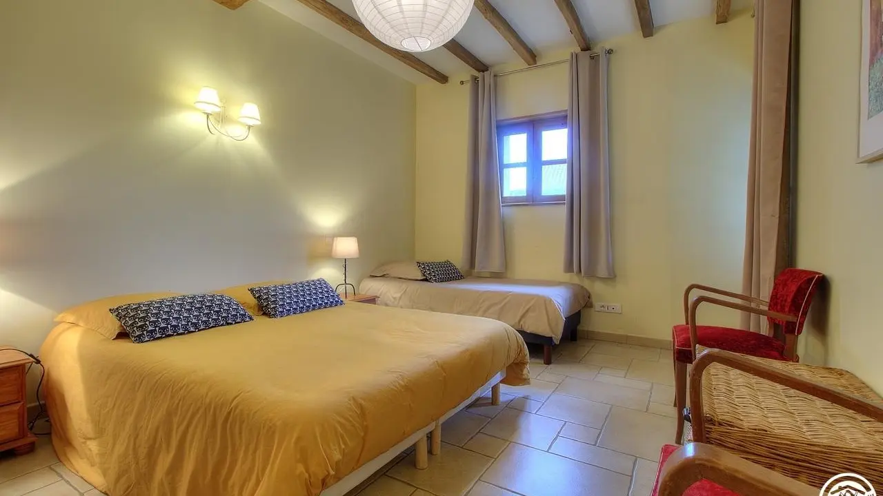 Chambre 4 donnant sur terrasse et jardin (1 lit double et 1 lit simple)