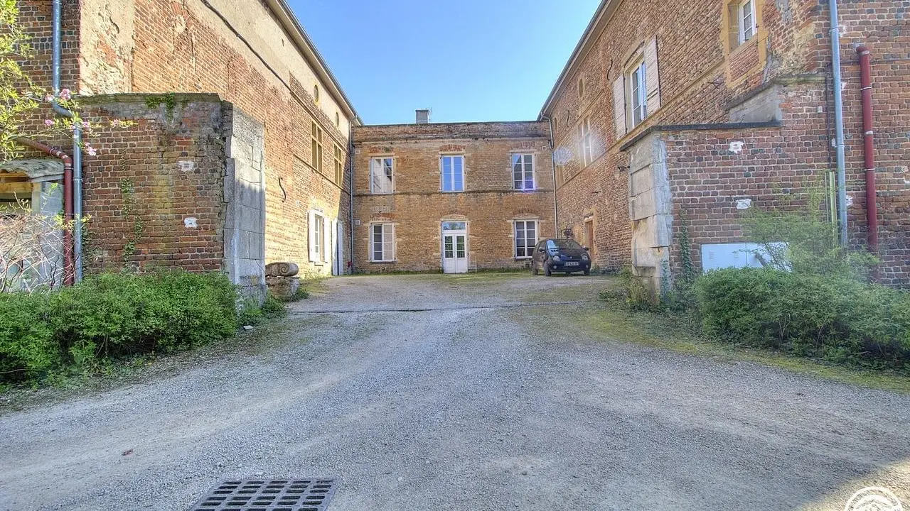 Entrée du gîte par la cour intérieure du château