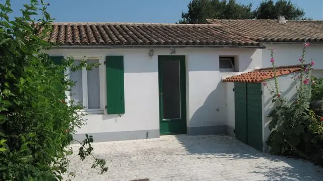 Casa típica de una sola planta con aparcamiento privado