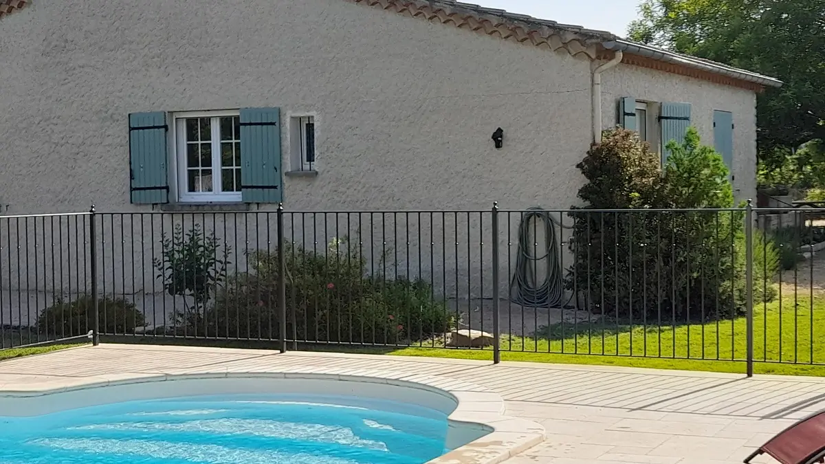 Le gîte et sa piscine