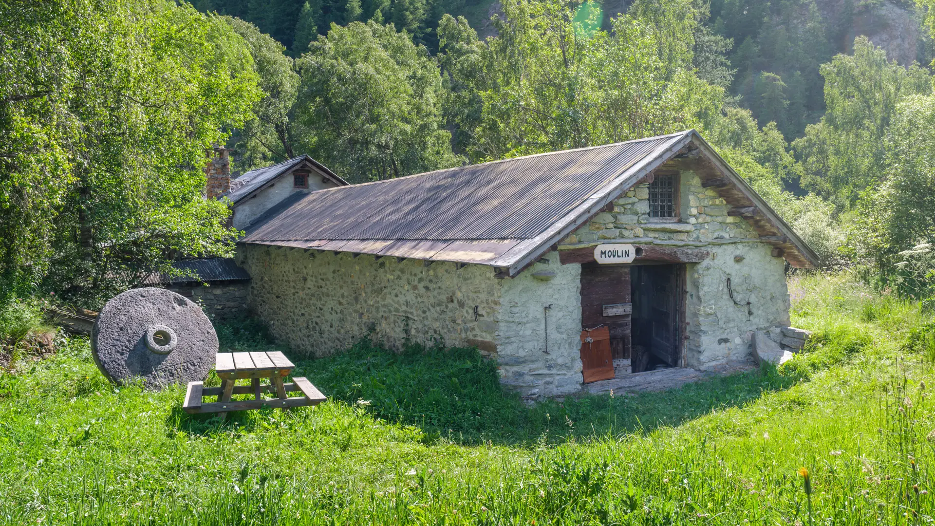 Le Moulin de Villar d'Arêne se trouve à quelques dizaines de mètres du lit de la Romanche