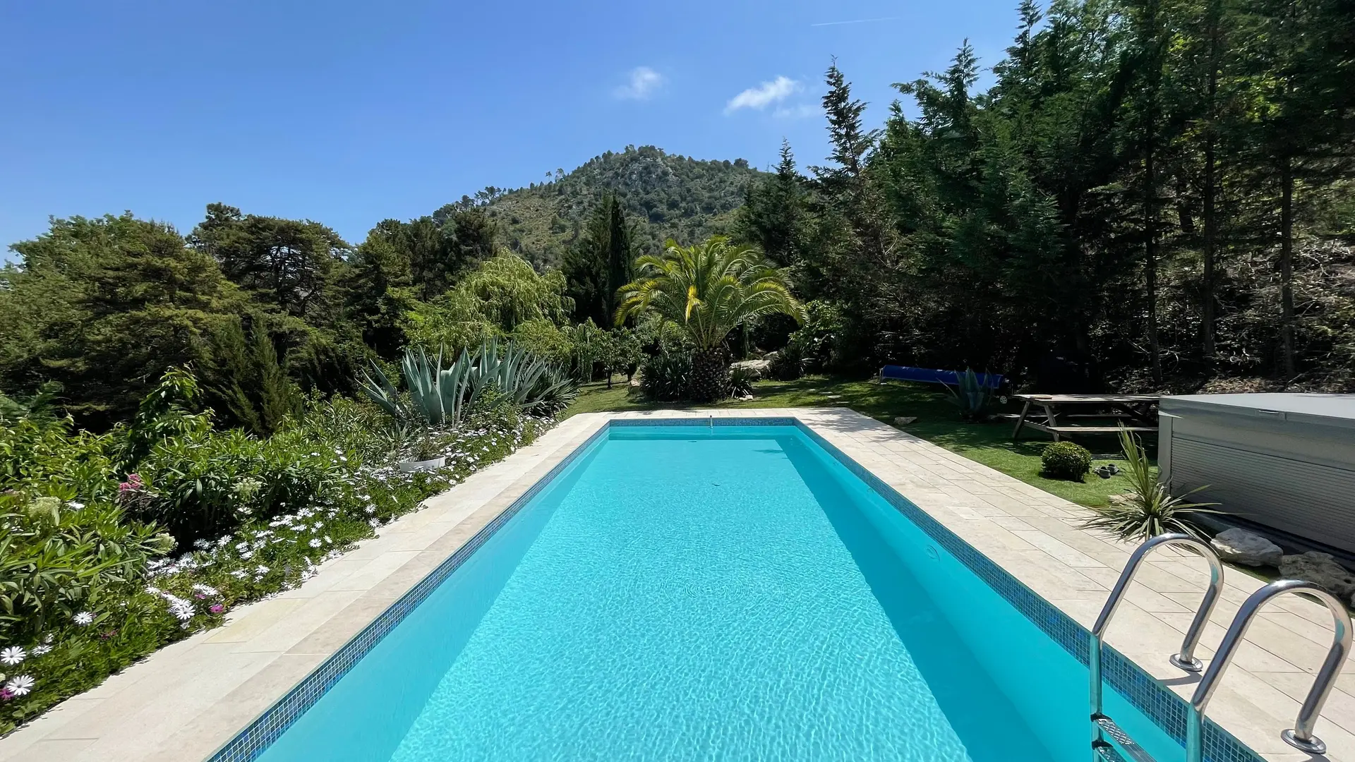 Villa Palmeraie Nice® Aspremont 06-Vue terrasse/piscine/Spa-Gîtes de France des Alpes-Maritimes