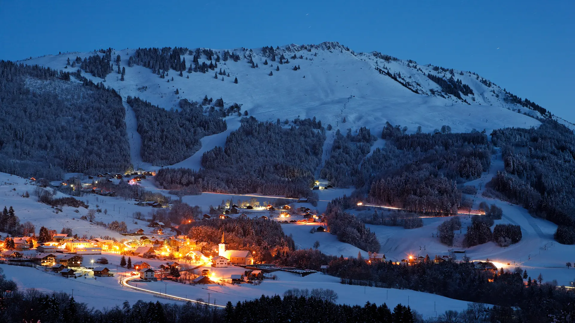 Village d' Habère-Poche et massif ski alpin les Habères de nuit