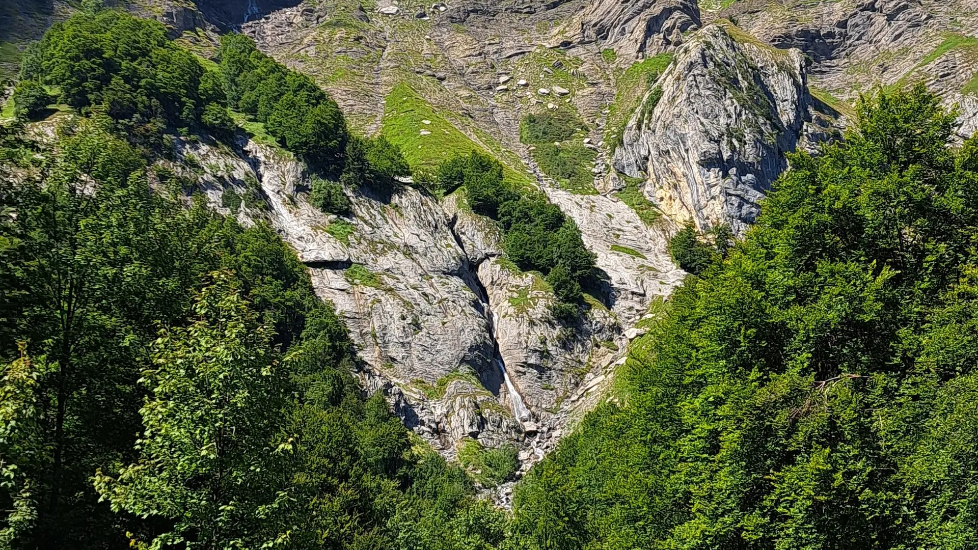 Pierre Fendue de loin