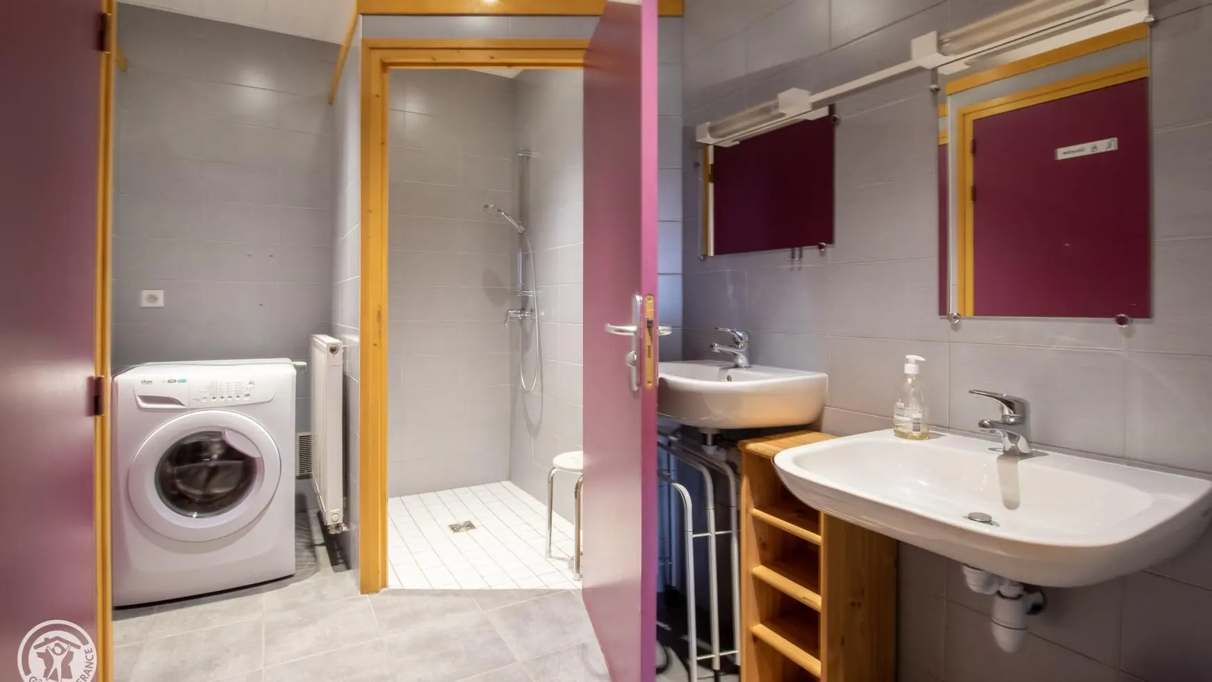 Salles de douches, wc et lavabos.