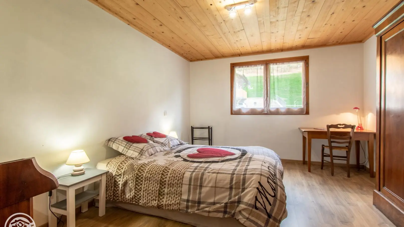 une autre chambre avec un lit double 
Cette photo a été prise sans le lit de bébé (lit à barreau en bois)