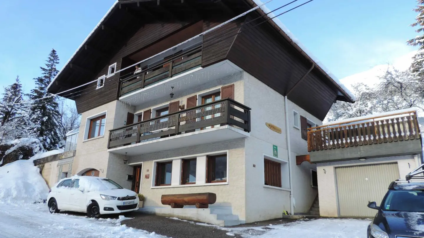 La maison en hiver après une chute de neige