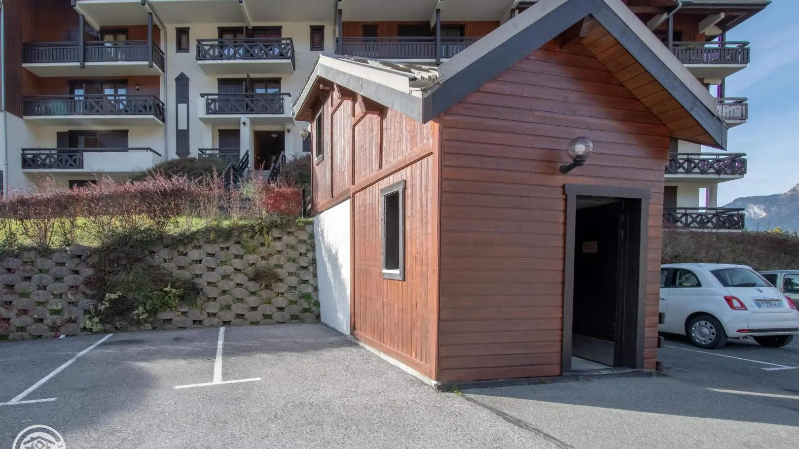 Mazot d'entrée de la résidence. (1ére volée d'escaliers).