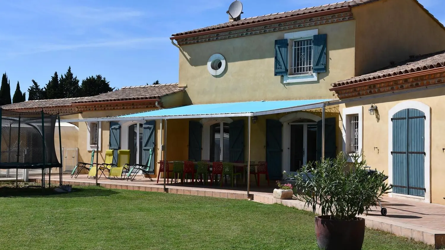 La terrasse avec voile d'ombrage