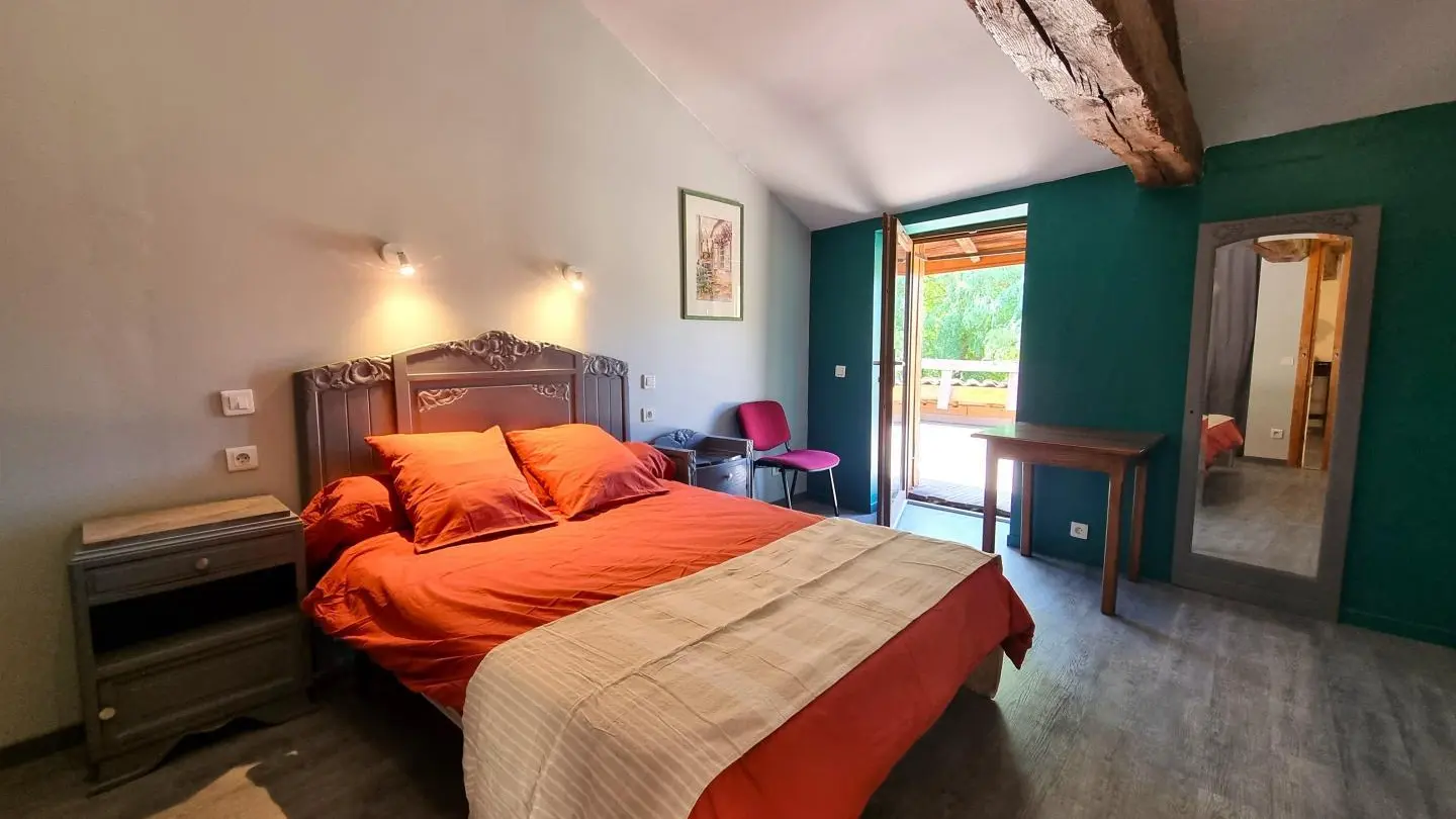 Chambre 2 : un lit 140x190cm - accès à une belle terrasse privative.