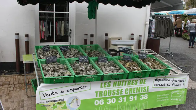 Vente d'huîtres au marché des Portes-en-ré