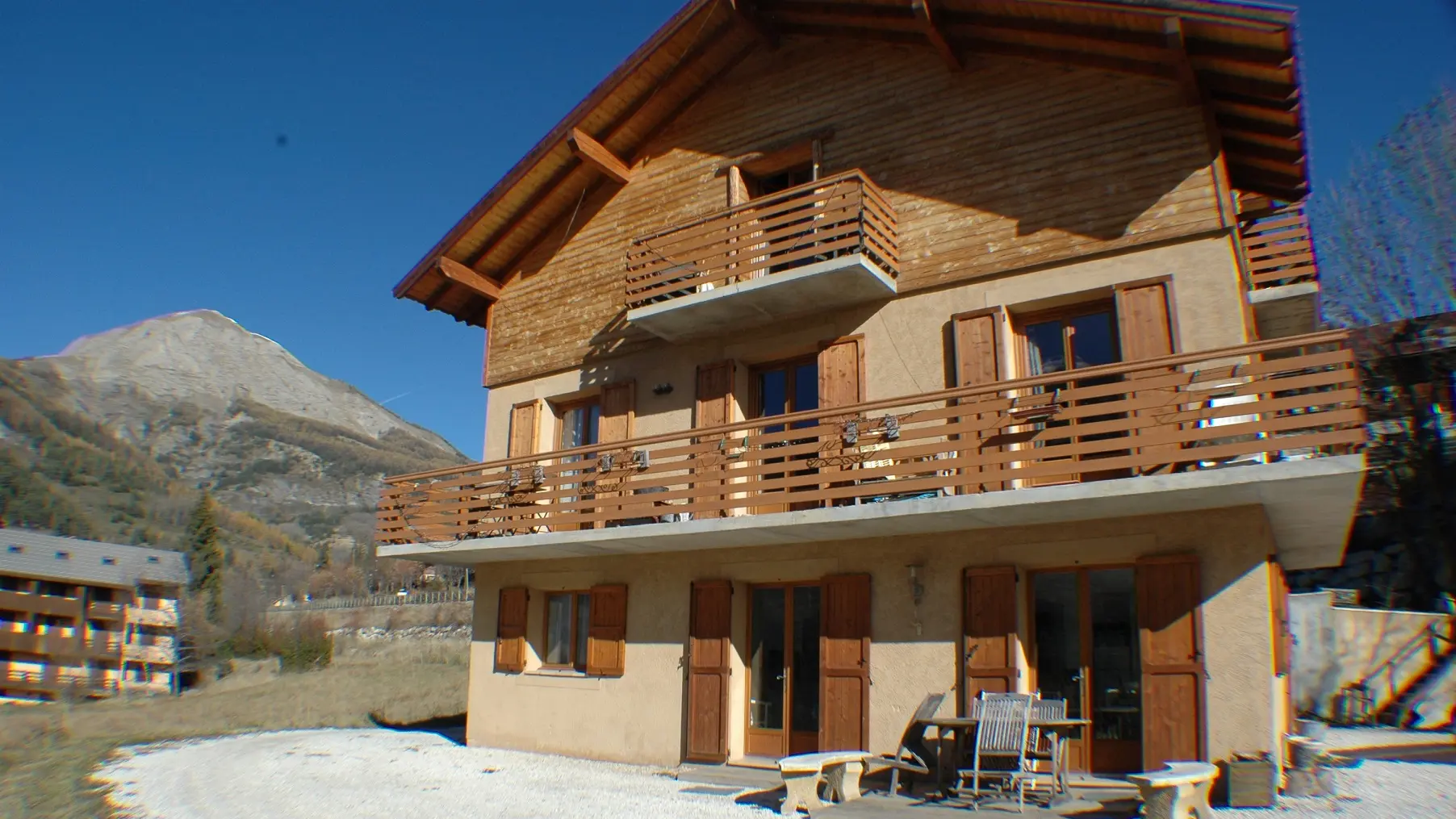 Chalet en bois sur 3 étages, terrasse, cour, espace dégagé