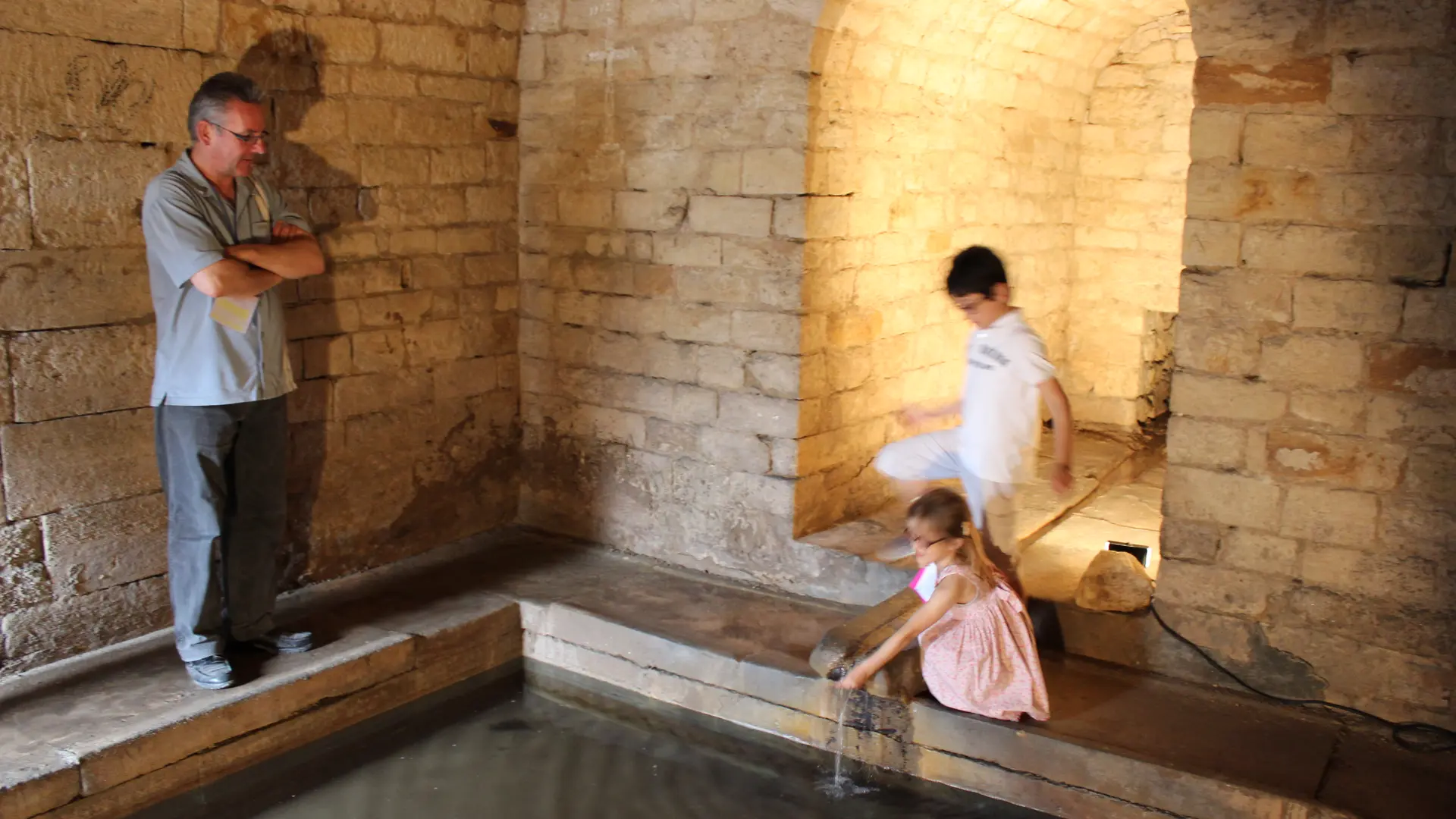 Visite en famille de la Fontaine de la Pissotte