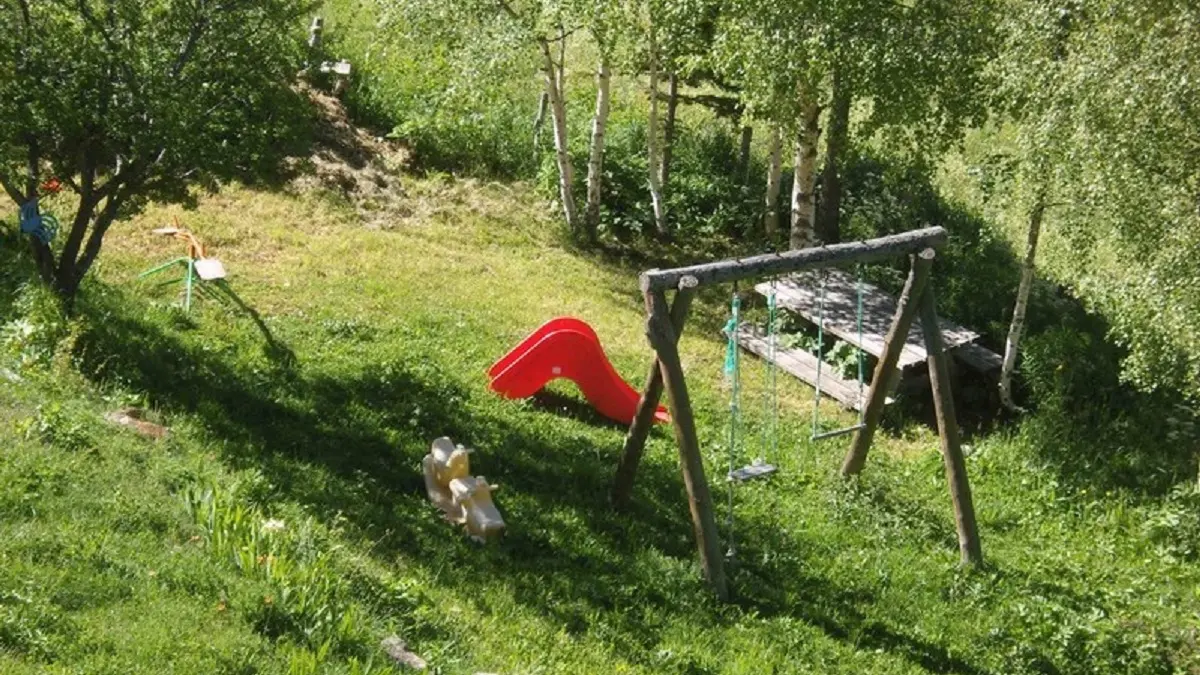 Le jardin avec  jeux pour enfants