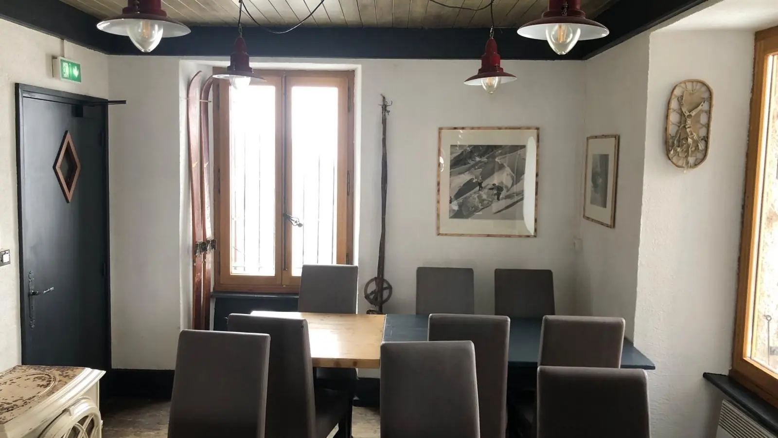 Salle restaurant côté poêle à bois