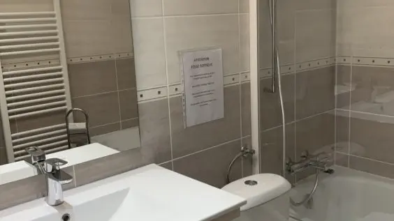 Salle de bains familiale avec baignoire étage