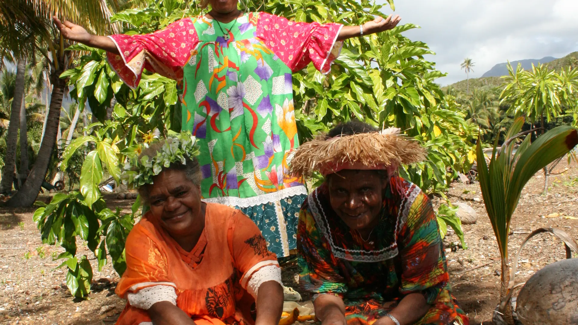 Georgette et des femmes du district de Borendy - Camping - N'goï