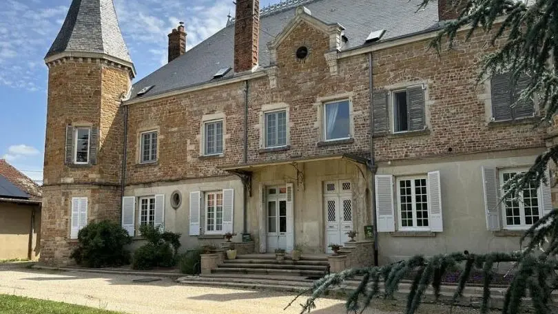 le gîte se situe au RDC du Château de la Griffonnière.