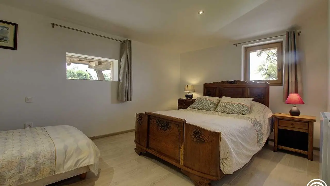 A l'étage, la chambre Mahault exposée sud-est, lit 140 x 190 et lit 90 x 190.