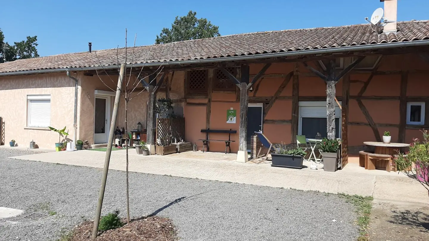 Le gîte se situe entre la maison des propriétaires et une location à l'année.