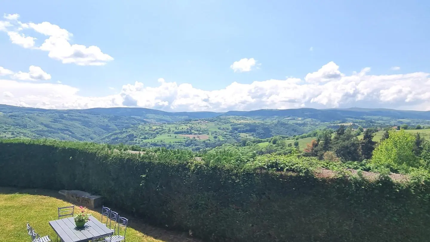 Vue du balcon sur les Monts du Forez et la station de ski de Chalmazel.