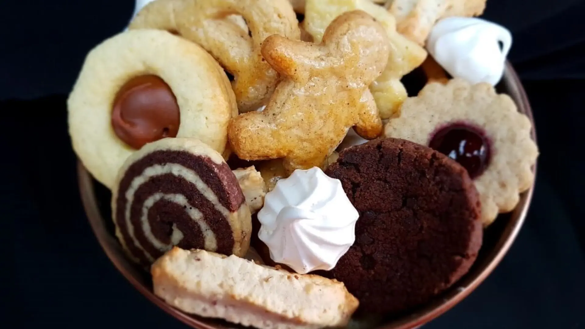 De délicieux bredeles alsaciens confectionnés avec de véritable recettes venant d'Alsace. Retrouvez les classiques comme les spritz à la noisette, les butterbredeles, les schwowebredeles, les linzer, les meringues, les spirales vanille/ choco puis les originaux avec les sablés citron vert fourrés au praliné puis les tout choco et fleur de sel.  Disponible en 3 formats: 150 g, 300 g et 450 g.