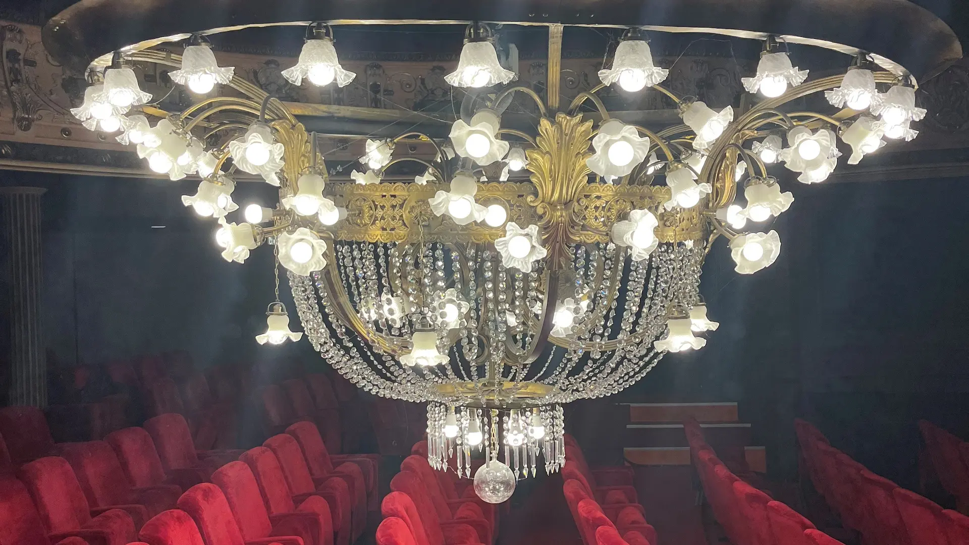 le lustre composé de 96 ampoules