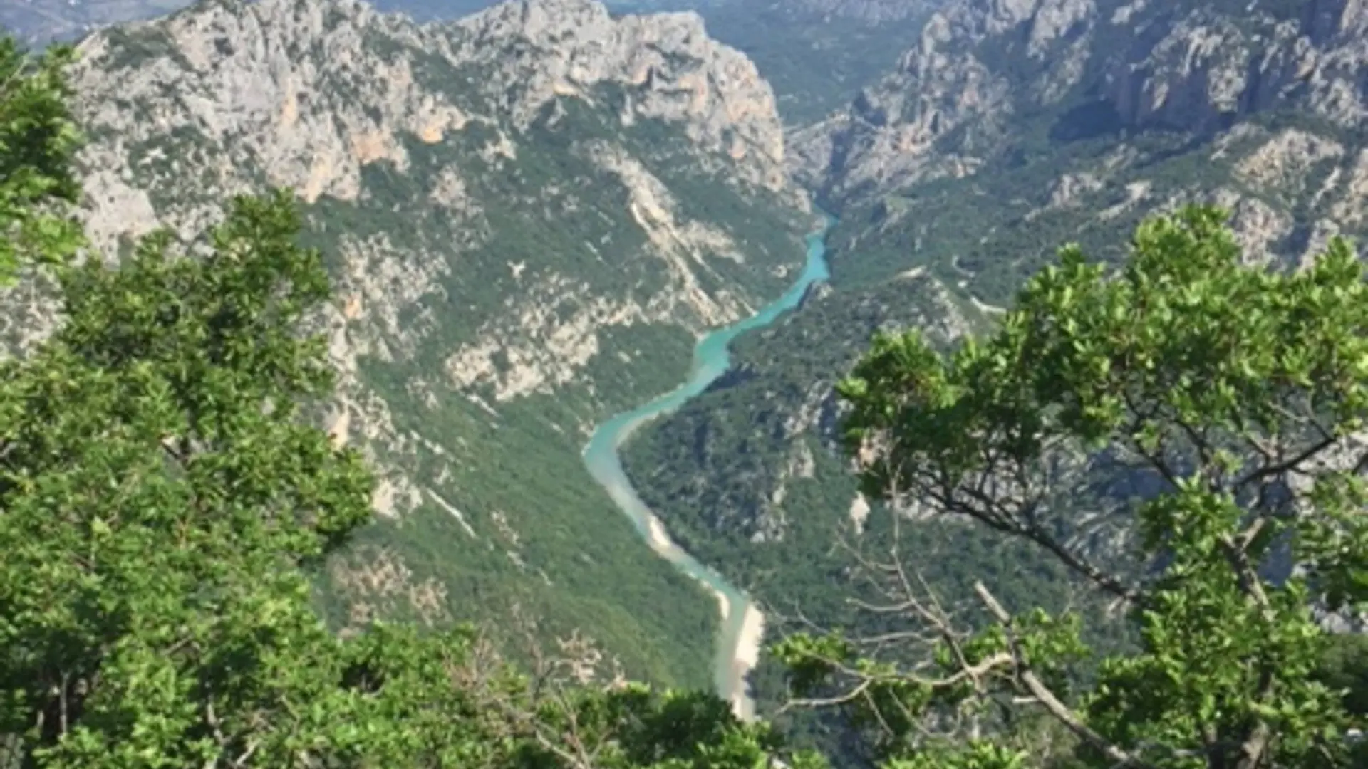 Panorama des gorges avec les falaises et l'eau turquoise