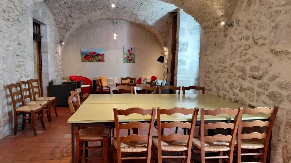 Le séjour du gîte se situé dans une pièce voutée de caractère, en pierres apparentes.