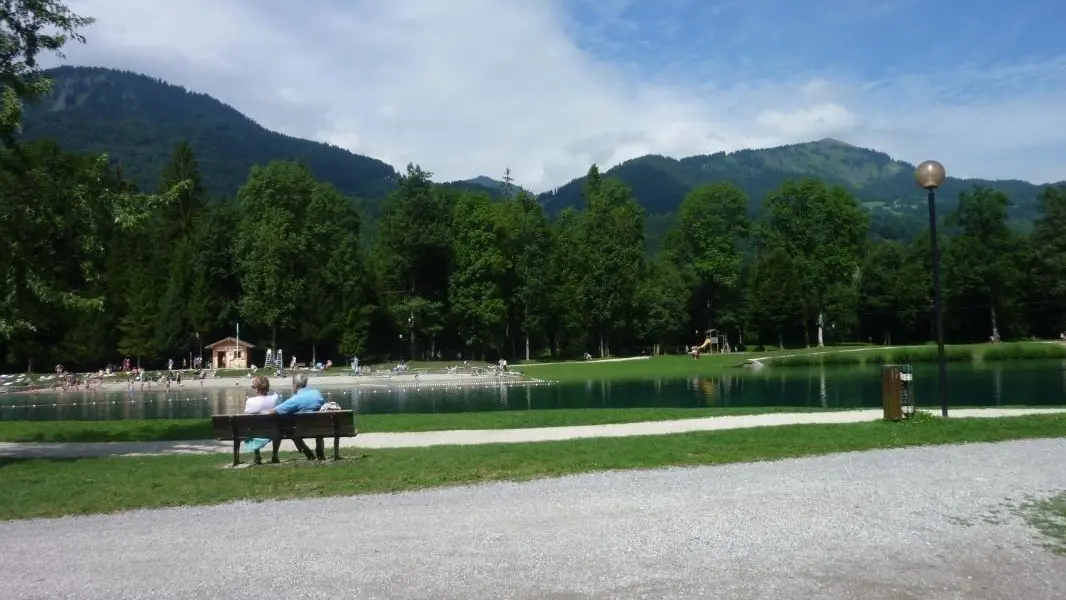 Lac Bleu à Morillon et centre de loisirs : baignades surveillées, accrobranches, jeux pour enfants, volley, tennis, mini-golf, pétanque, centre équestre, poneys, aires de remise en forme, départ de randonnées .