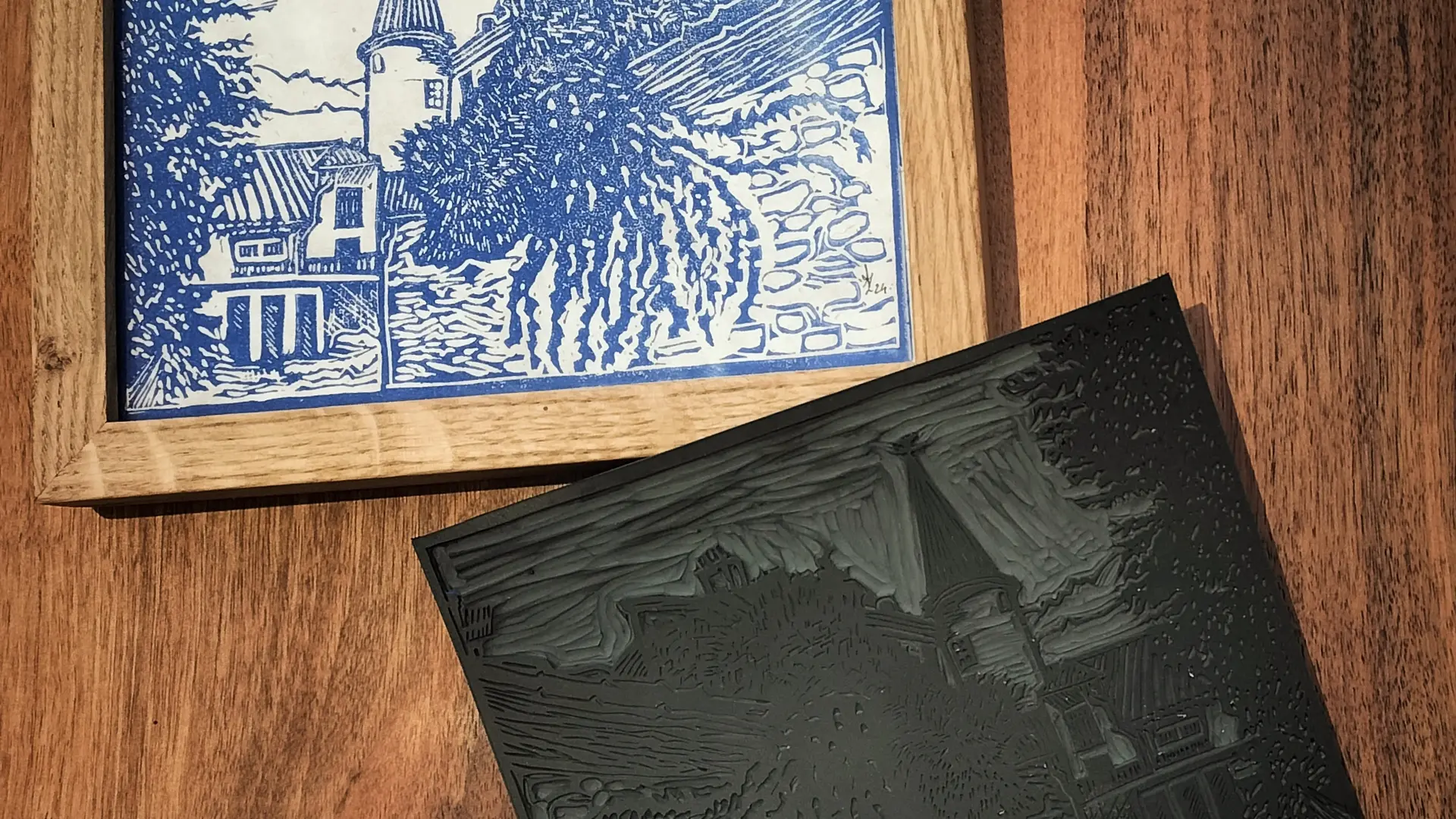 Illustration imprimée artisanalement en linogravure représentant les ruelles d’Embrun - Cadre en chêne