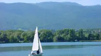Le lac de Divonne, au pied de la Haute Chaîne du Jura.