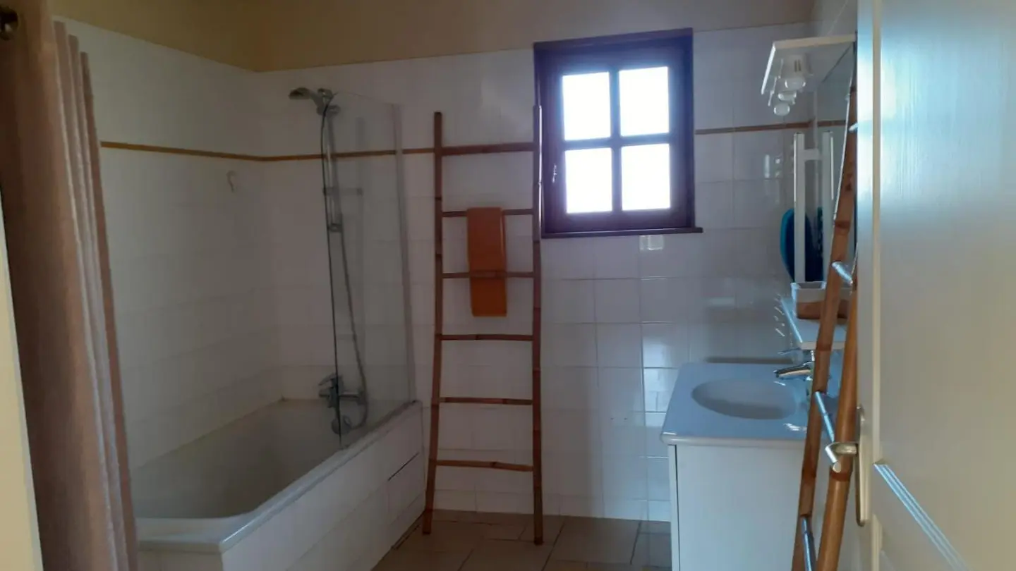 Salle de bain avec baignoire