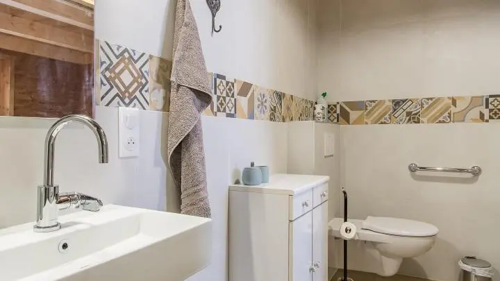 Salle de bain PMR de la chambre Comburce