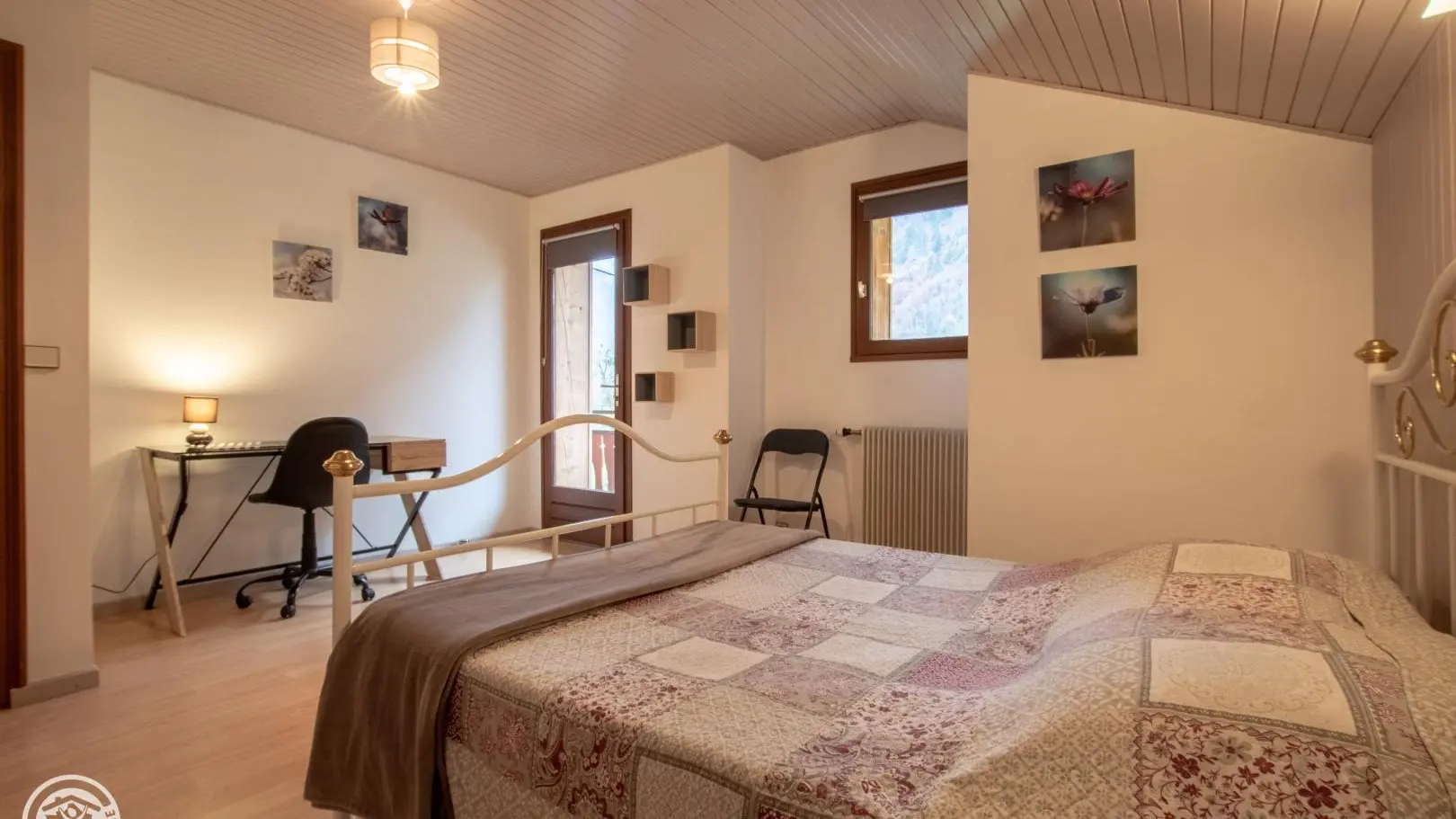 chambre 5.
1 lit 140. Accès à un balcon.