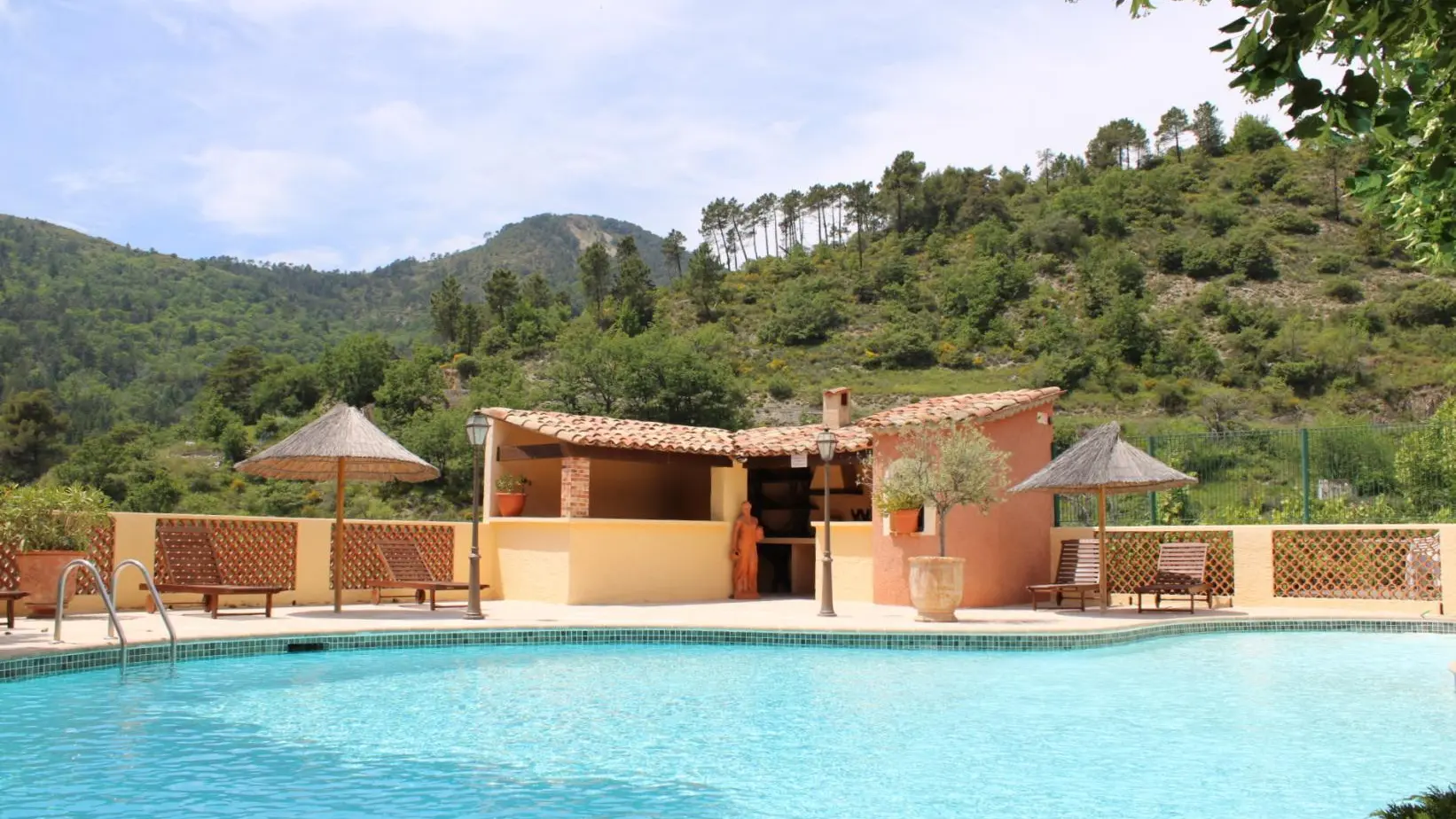 Gîte Les Chamois d'Utelle-Piscine commune-Gîtes de France des Alpes-Maritimes