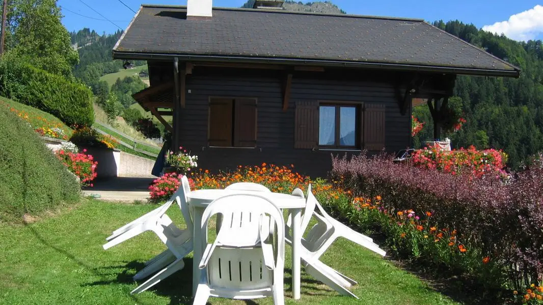 terrasse attenante commune aux 2 appartements composant le chalet
