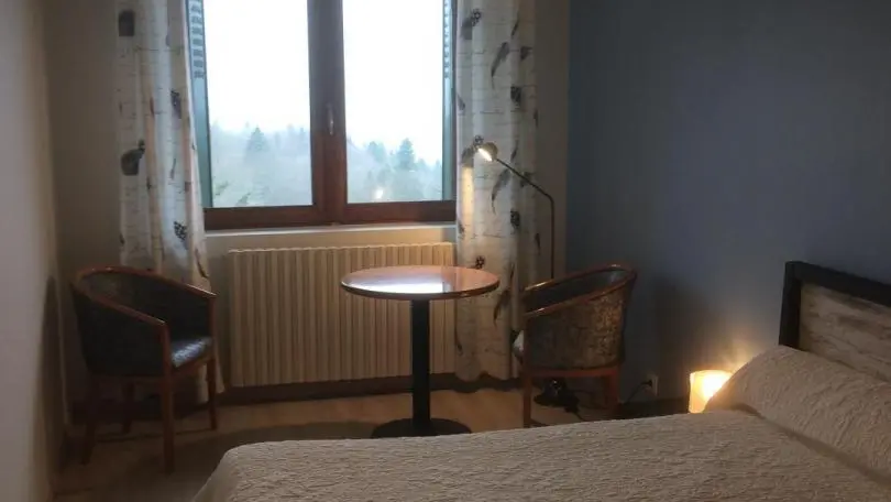 chambre 2 personnes à l'ouest, belle vue lac, coin lecture