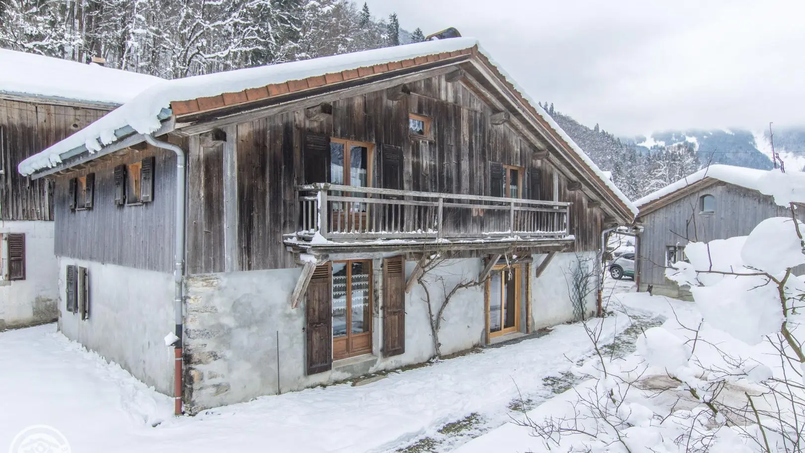 Le gîte est situé au 1er étage (partie boisée)