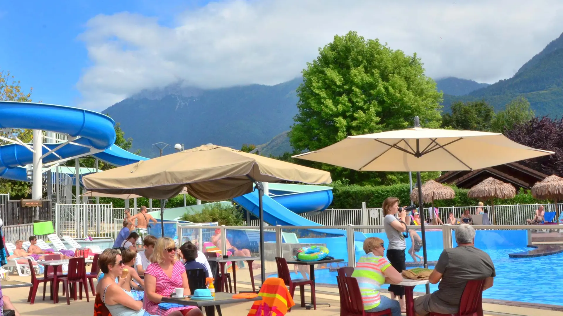 Terrasse au bord de la piscine