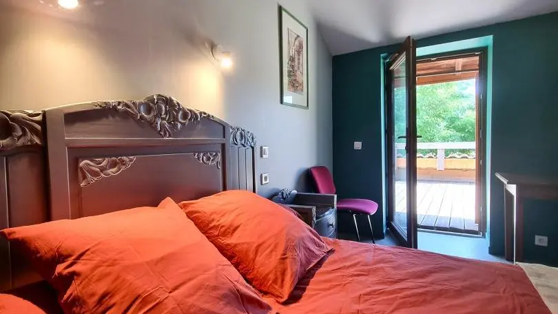 Chambre 2 : un lit 140x190cm - accès à une belle terrasse privative.