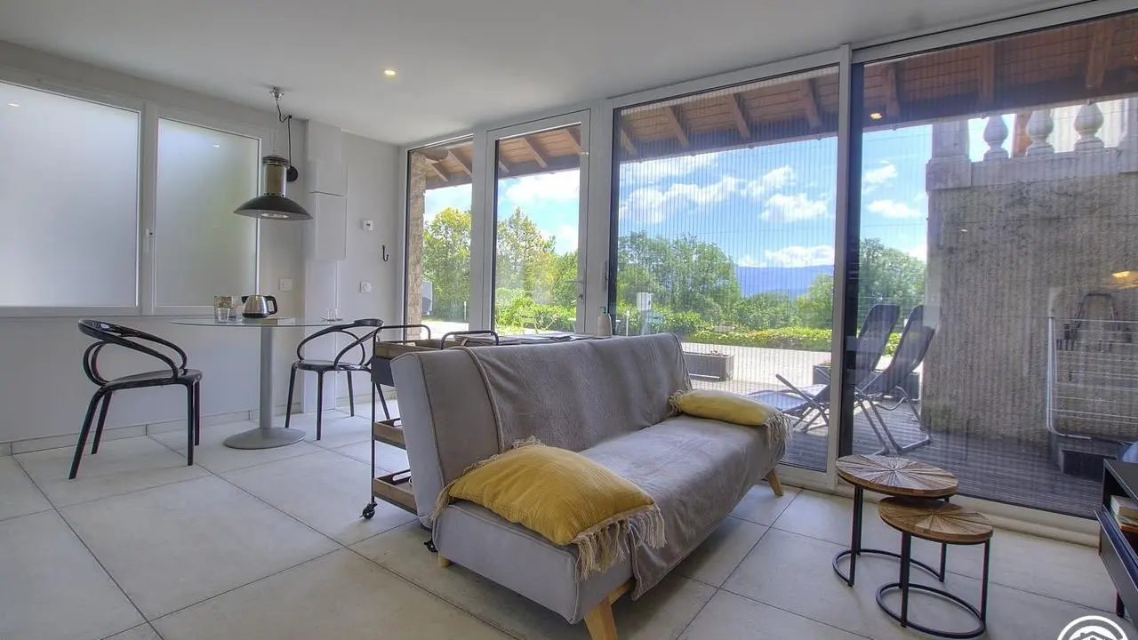Le coin salon et repas donnant sur la terrasse privative.
