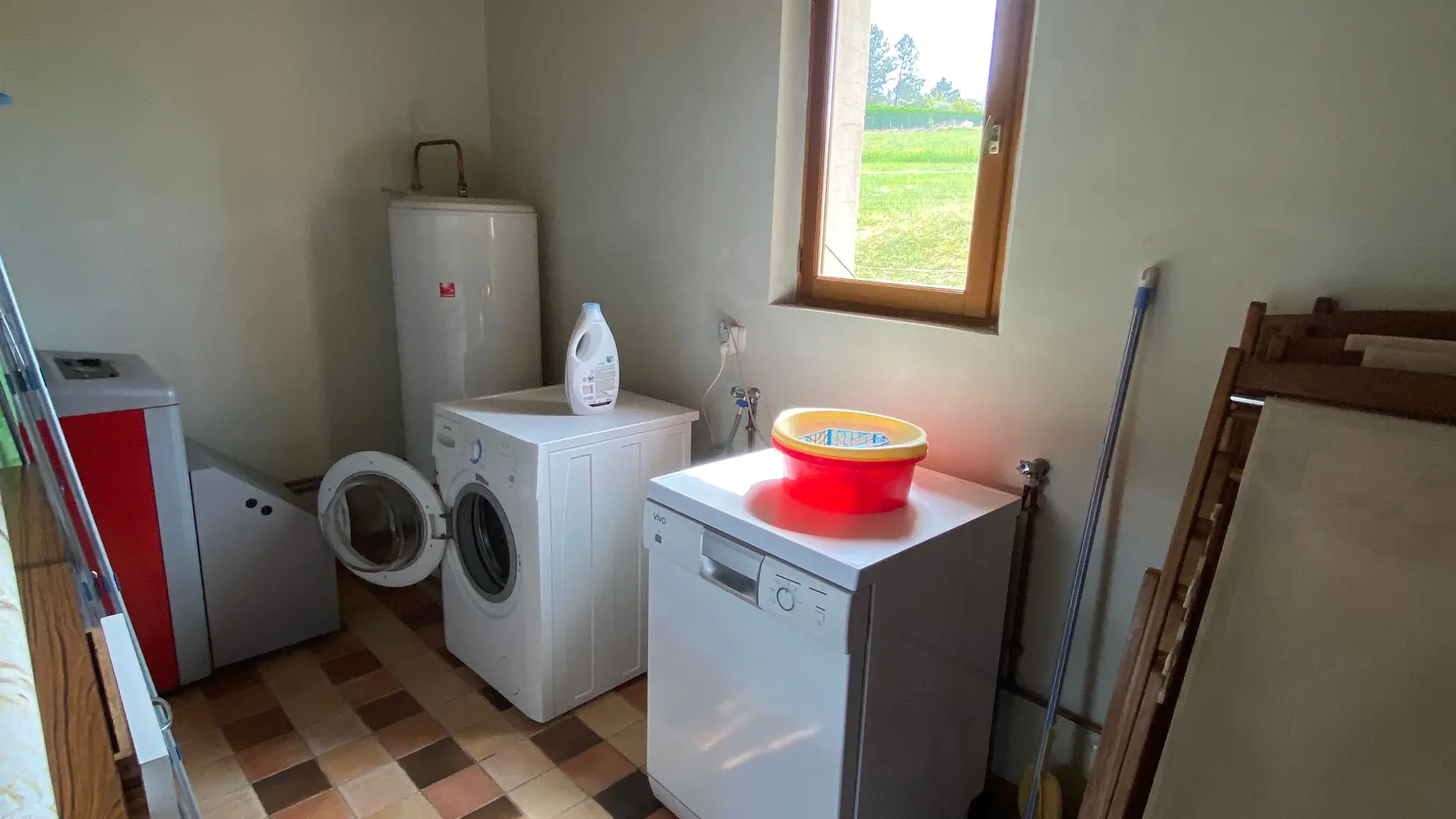 Cellier avec lave vaisselle et la ve linge