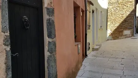 Portes anciennes à Gassin, l'un des Plus Beaux Villages de France - https://gassin.eu