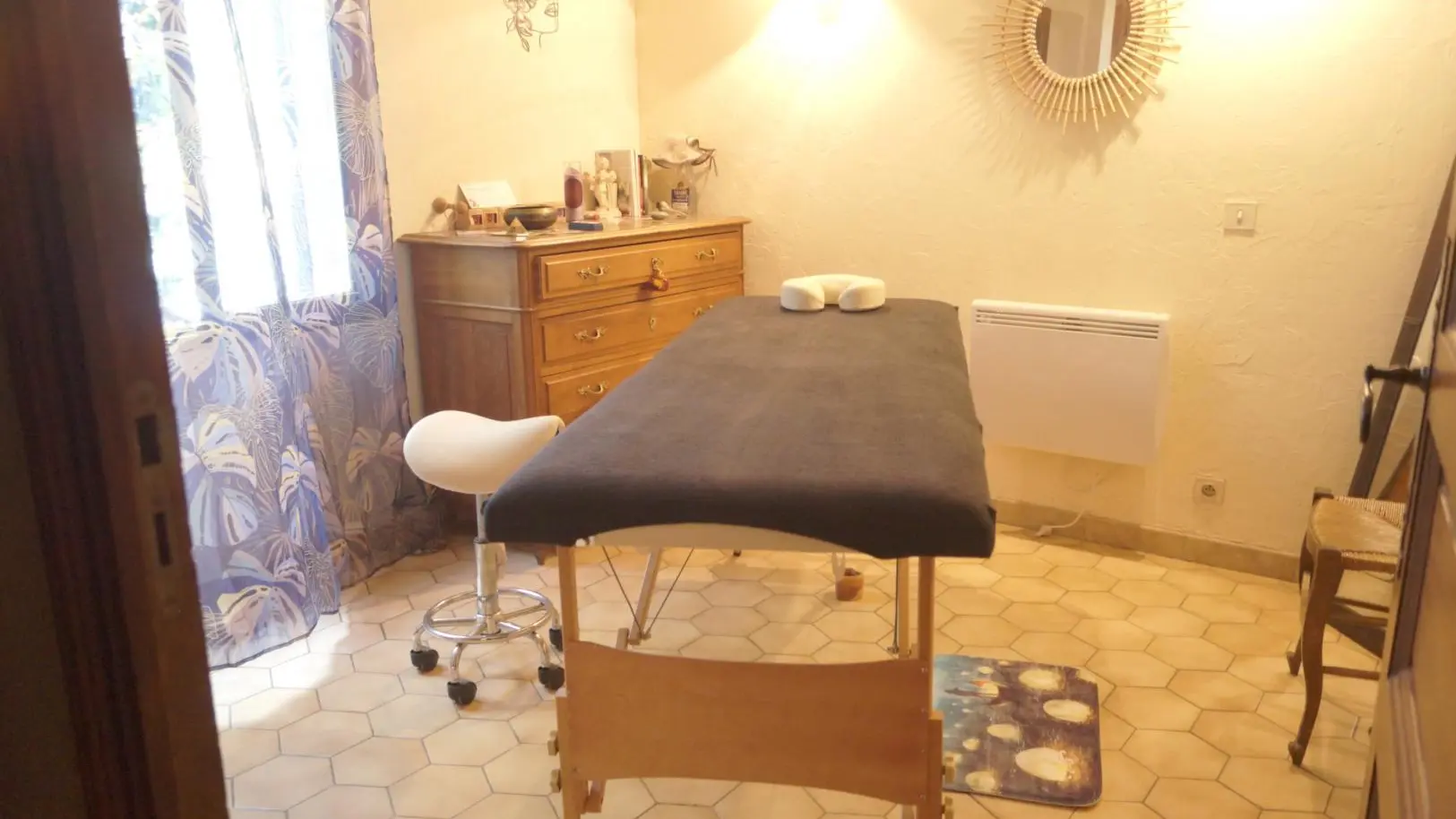 salle de massage a coté du gite, sur demande en supplément de votre réservation